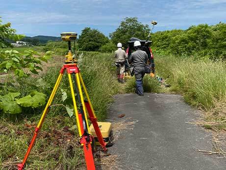 ボーリング調査箇所等の位置出し測量（GNSS・TS）の写真