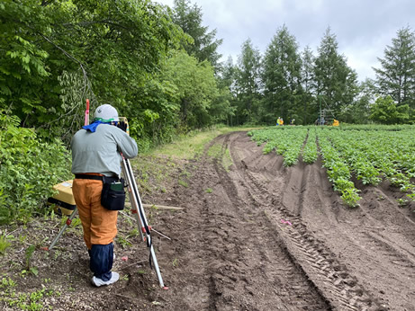 ボーリング調査箇所等の位置出し測量（GNSS・TS）の写真